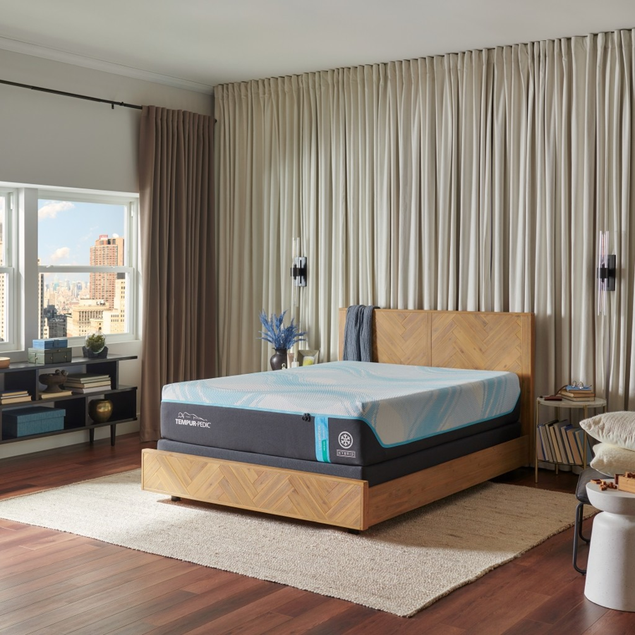 Tempur-Pedic® TEMPUR-LuxeBreeze® Medium Hybrid